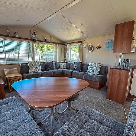 Great 6 Berth Caravan With Decking At Manor Park In Hunstanton Ref 23017B Exterior photo