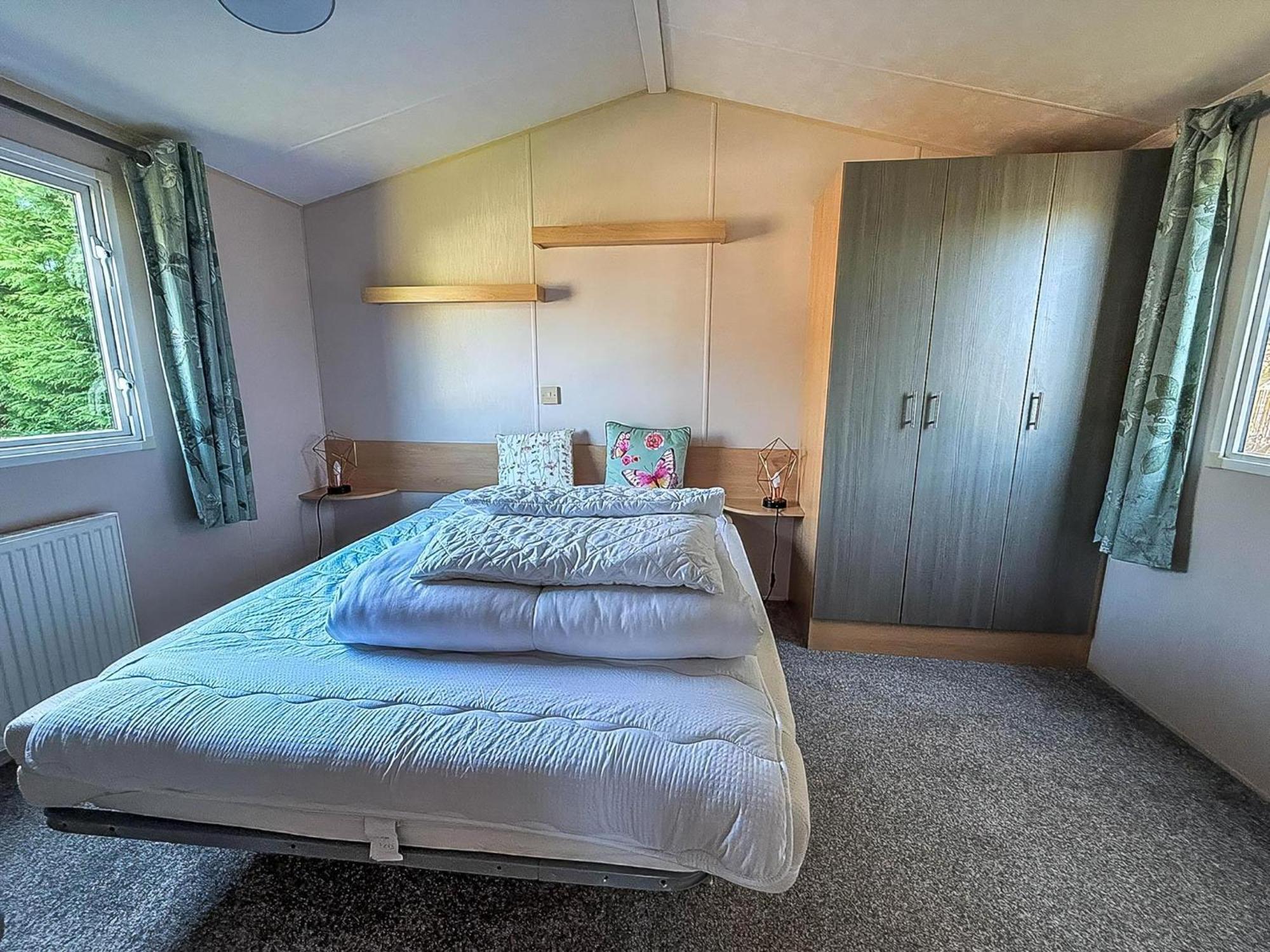 Great 6 Berth Caravan With Decking At Manor Park In Hunstanton Ref 23017B Exterior photo