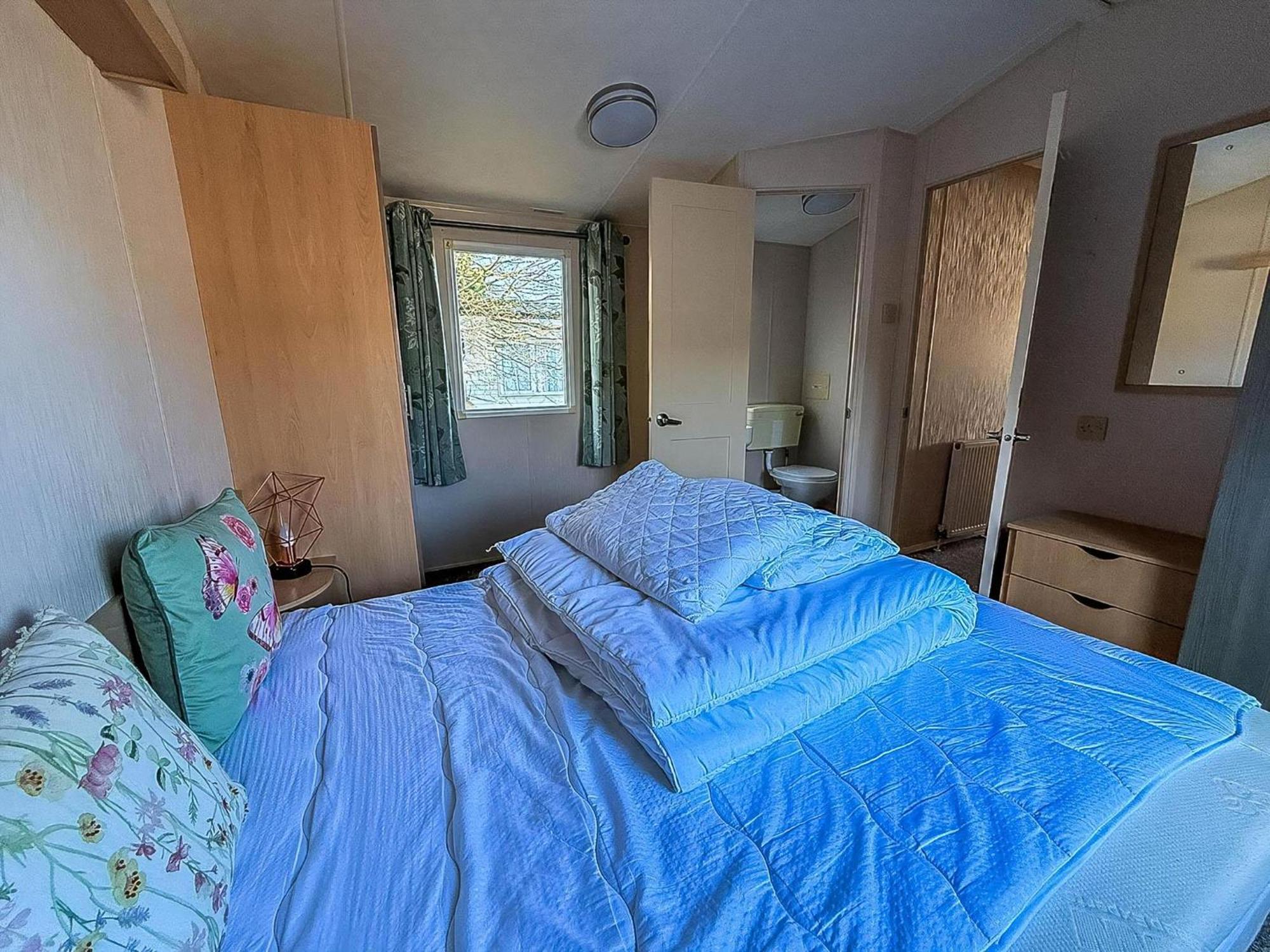Great 6 Berth Caravan With Decking At Manor Park In Hunstanton Ref 23017B Exterior photo